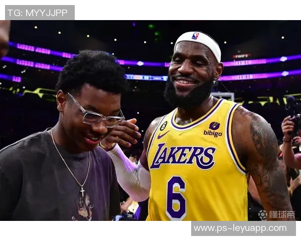 詹姆斯身穿布莱斯大学6号球衣到场观赛令老父亲倍感骄傲与自豪 詹姆斯身穿布莱斯大学6号球衣到场观赛令老父亲倍感骄傲与自豪